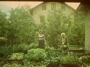 Tante Ida och hennes dotter Inge i Idas köksträdgård som hon skötte exemplarisk!!