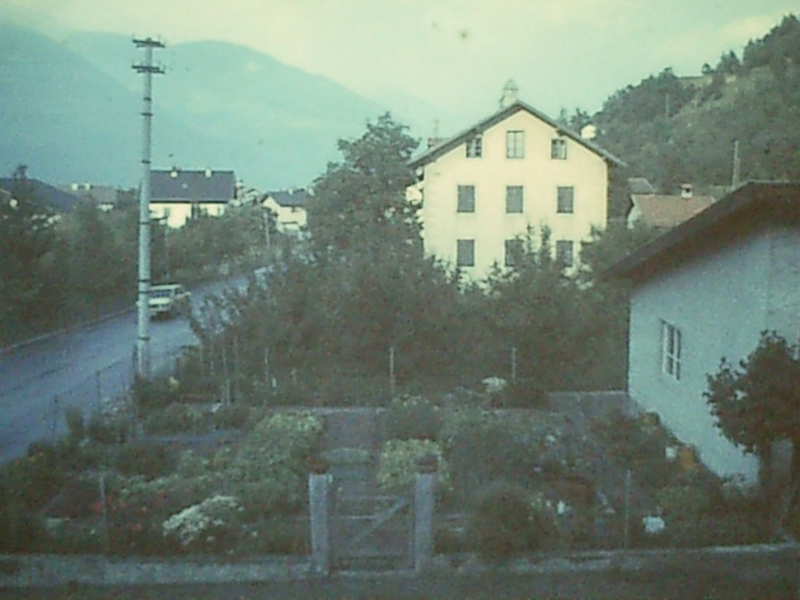 Ortler huset sedd från dotter Irma Stechers hus med hennes köksträdgård i förgrunden