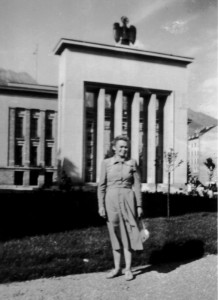 Maria Ortler framför sin arbetsplats 