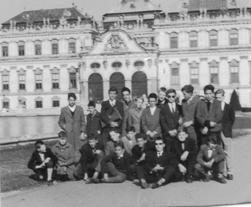 Klass 4a framför Schloss Schönbrunn i Wien