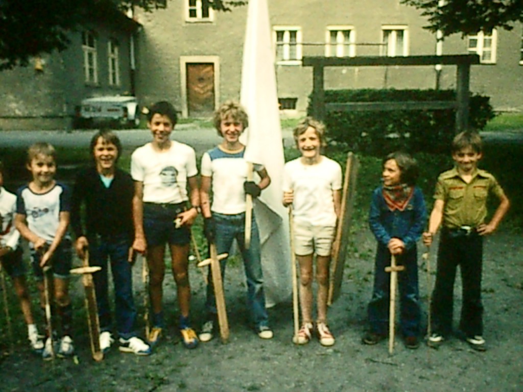 Här står min son Leon som andra kille från höger. Jag var lika gammal som han när jag fluttade till Innsbruck och så här kunde grabbarna ha sedd ut på den tiden . Bilden är tagit på gården till vårt hus. 1977