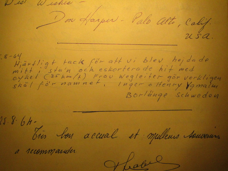 Detta är ett av hundratals inlägg i mammas gästebuch och det skildrar hur hon fiskade upp sina gäster och "cyklade framför dom " hem till sig. Här var det några från Borlänge sommaren 1964