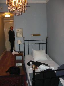Sängen står på samma plats fortfarande när jag besökte rummet förra året...