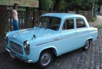 Lenas lilla Ford Anglia 1964 som hjälpte mig att flytta till Blåsut..