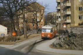 Busshållplatsen på bilden ligger i hörnet av Reimersholmsgatan och Vindragarvägen. Fastigheten till höger om bussen är Vinfatet 1, den till vänster om bussen Vindragaren 1.