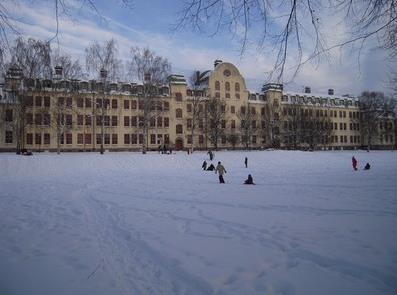 Det här var Långbro sjukhus i Älvsjö . Nu är det bostäder och skolor på område