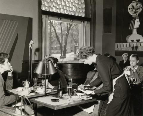 Gamla damer saknar kanske Brända Tomten. När restaurangen öppnades 1922 var det närmast otänkbart att kvinnor skulle kunna gå ut och äta utan manlig eskort. Men här var de välkomna och damerna strömmade till. Och man kunde dela bord med okända!